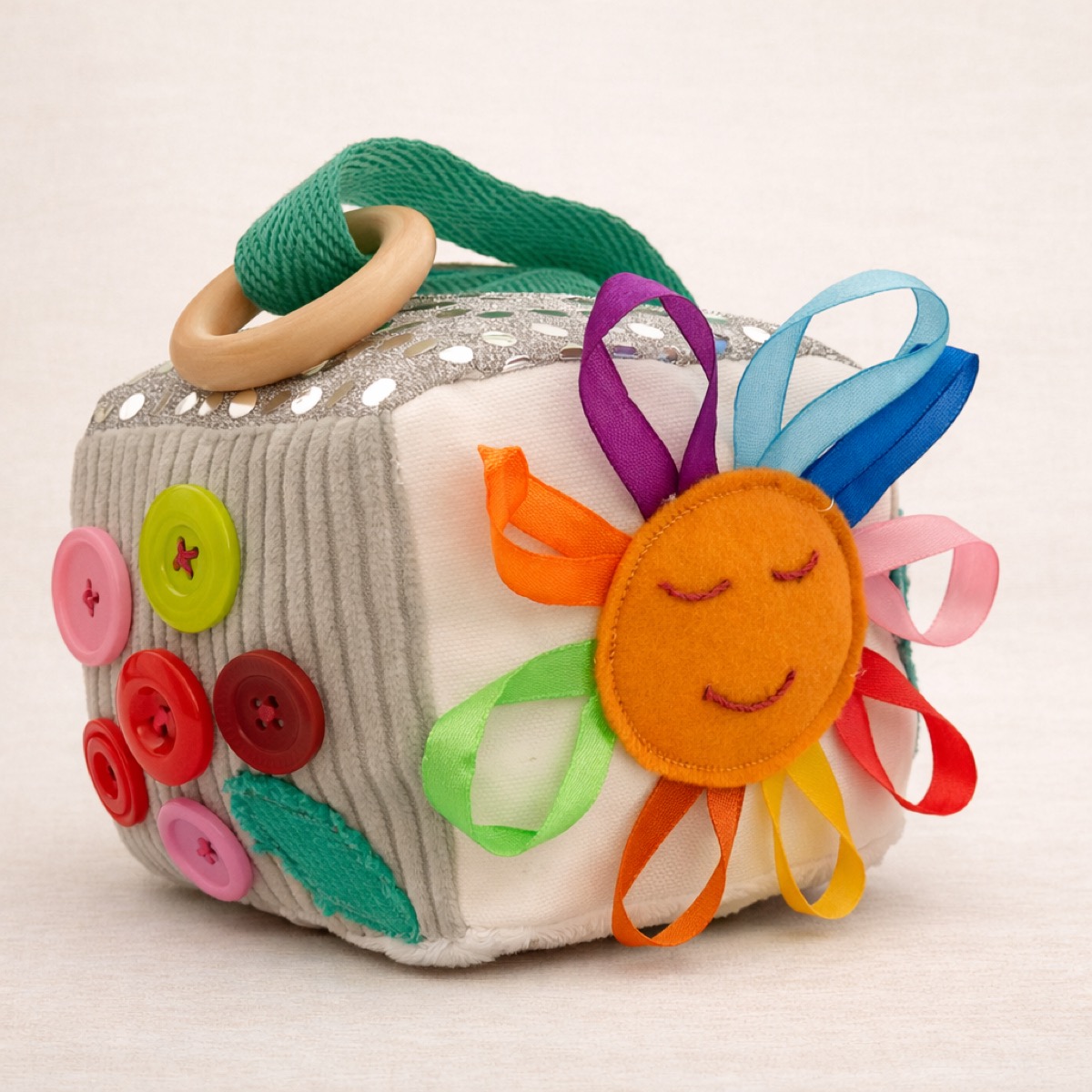 Cube d'éveil sensoriel fait main